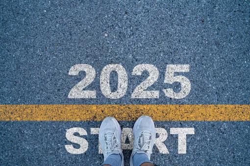 Runner standing at the starting point with 2025 year.